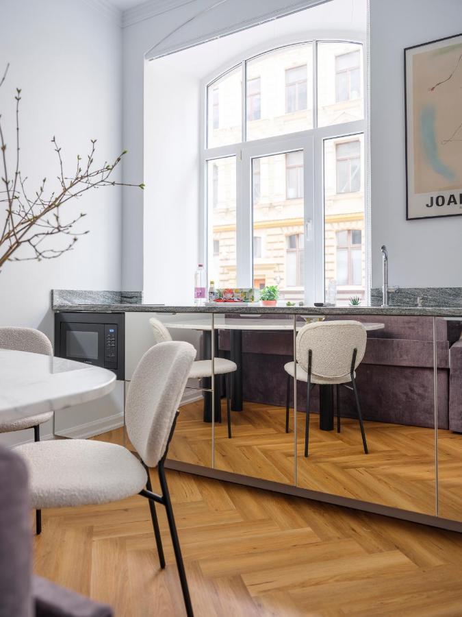 Miro Rooms Skolas - Quiet Chic, Free Parking, Self Check-In Riga Exterior photo